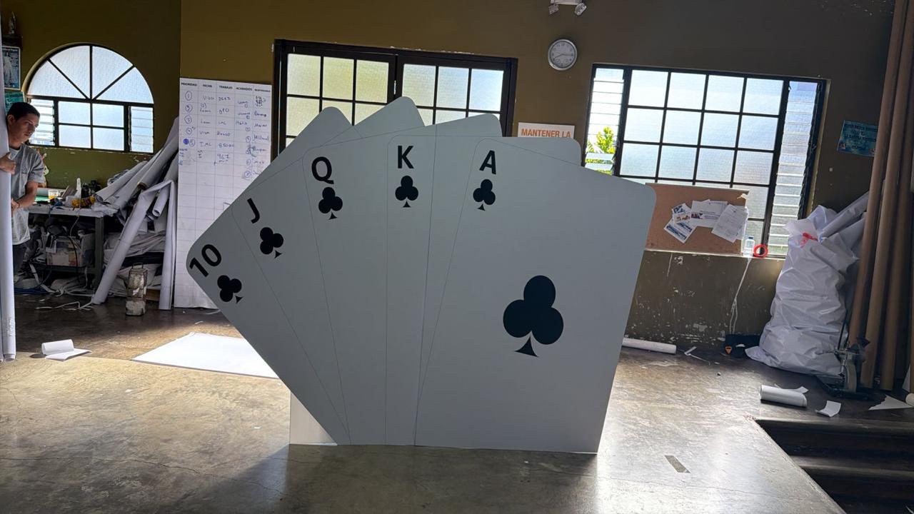 Figuras Gigantes Troqueladas · Cartas de Poker