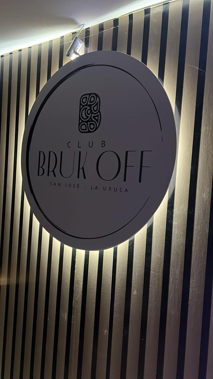 Rótulo Circular Retroiluminado · Club Bruk Off