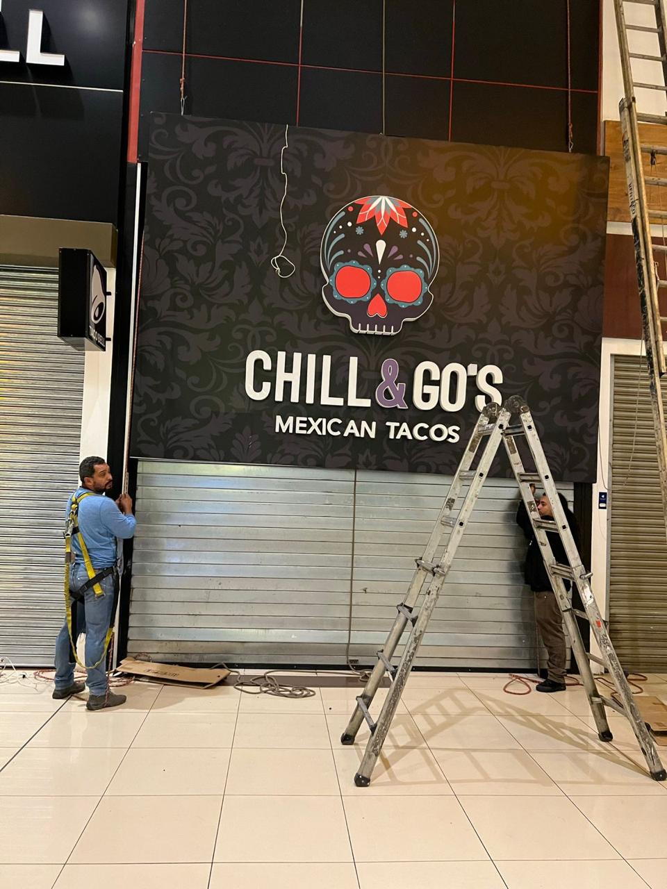 Rótulo Luminoso de Fachada · Chill & Go's